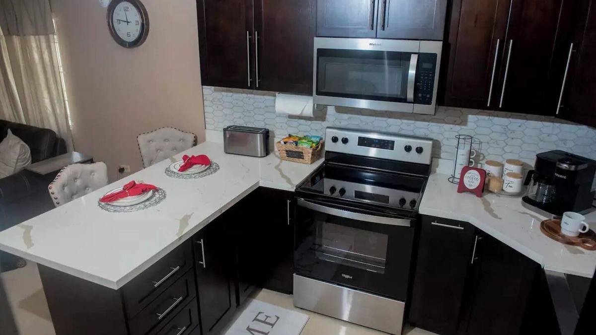 Montego Bay House | MONTEGO BAY ISLAND HOME- NEAR BEACH,SHOPPING,ENTERTAINMENTn