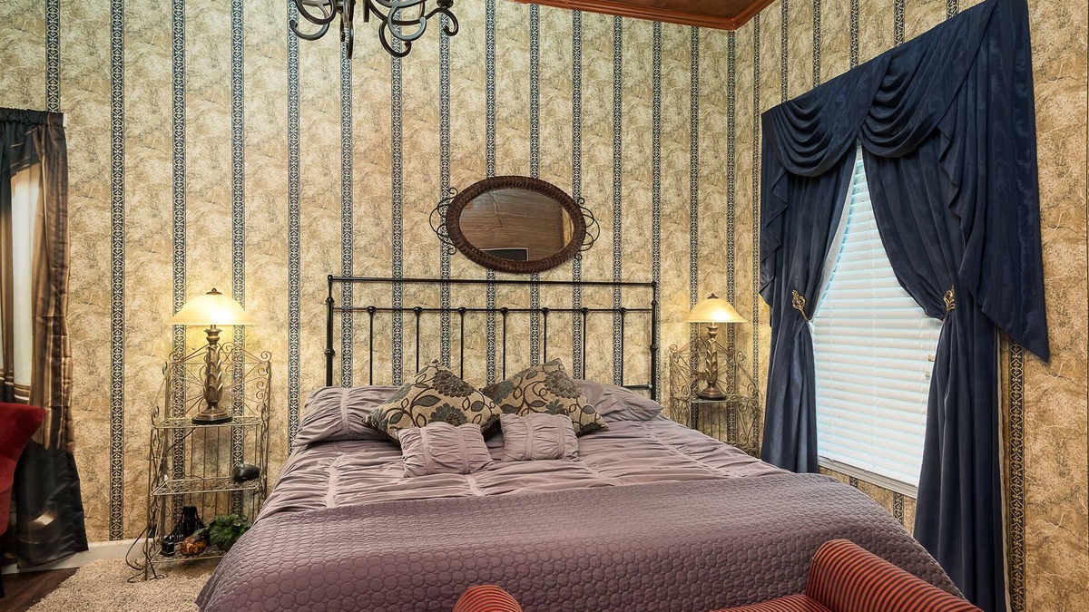 Versailles Bed & Breakfast | Montgomery Inn BnB