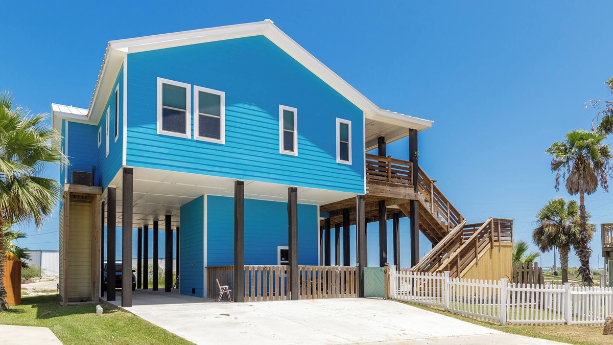 Leeward Sands House | Month Long Rates 3 Bedroom & Pets