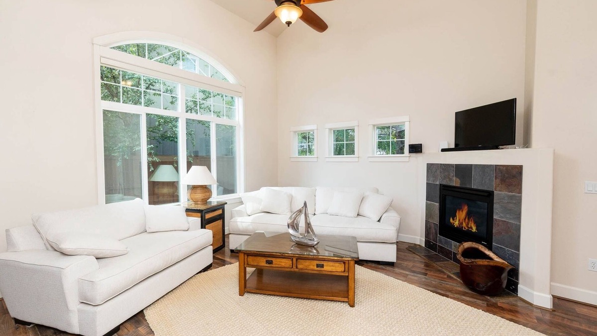 Mountain View District House | Monthly 1.5 Bedroom OFFICE Home, Cathedral Ceil, minutes to downtown