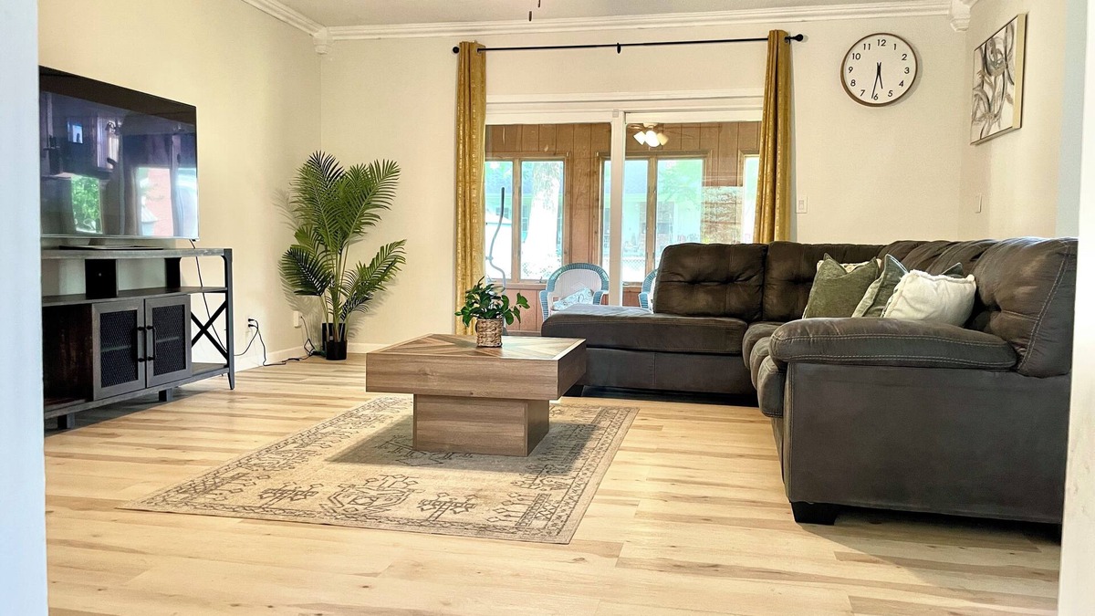 Springfield House | Monthly Comfort, Sleeps up to 12 with Wi-fi, Gym, Crib and Parking.