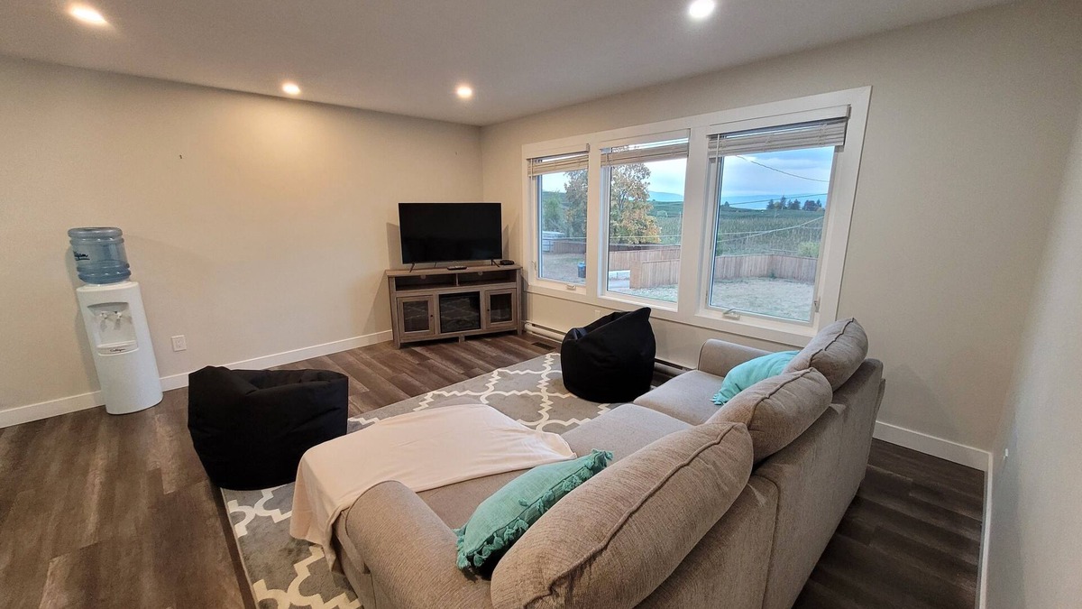 Rutland House | Monthly Negotiable - Large Acreage - Pets Friendly