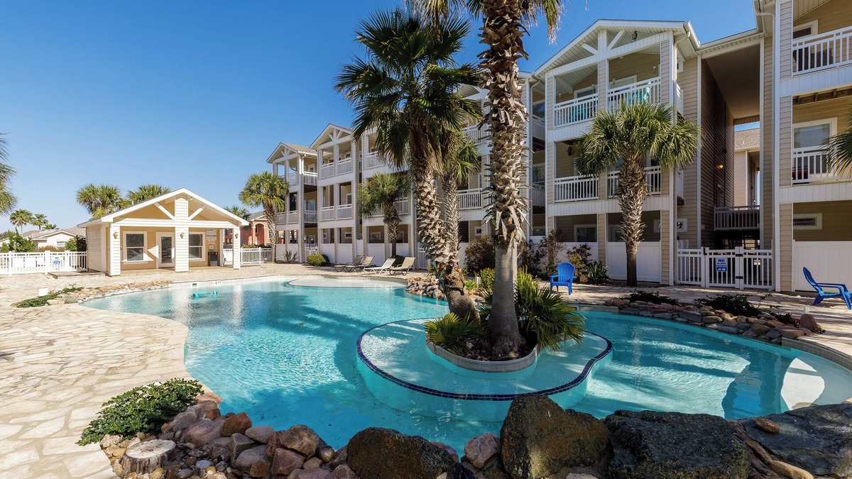 Corpus Christi House | Monthly Rates! Walk to Beach 3 Bedroom w/Community Pool