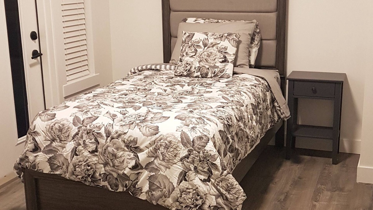 North Glenmore House | Monthly Rental - Negotiable- Top Suite - Pet Friendly