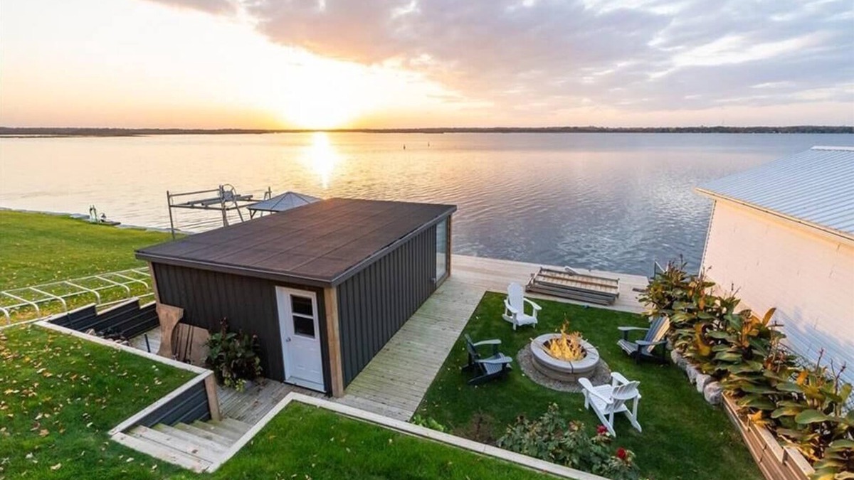 Lindsay Cottage | (Monthly rental only)Luxury Cottage Sturgeon Lake