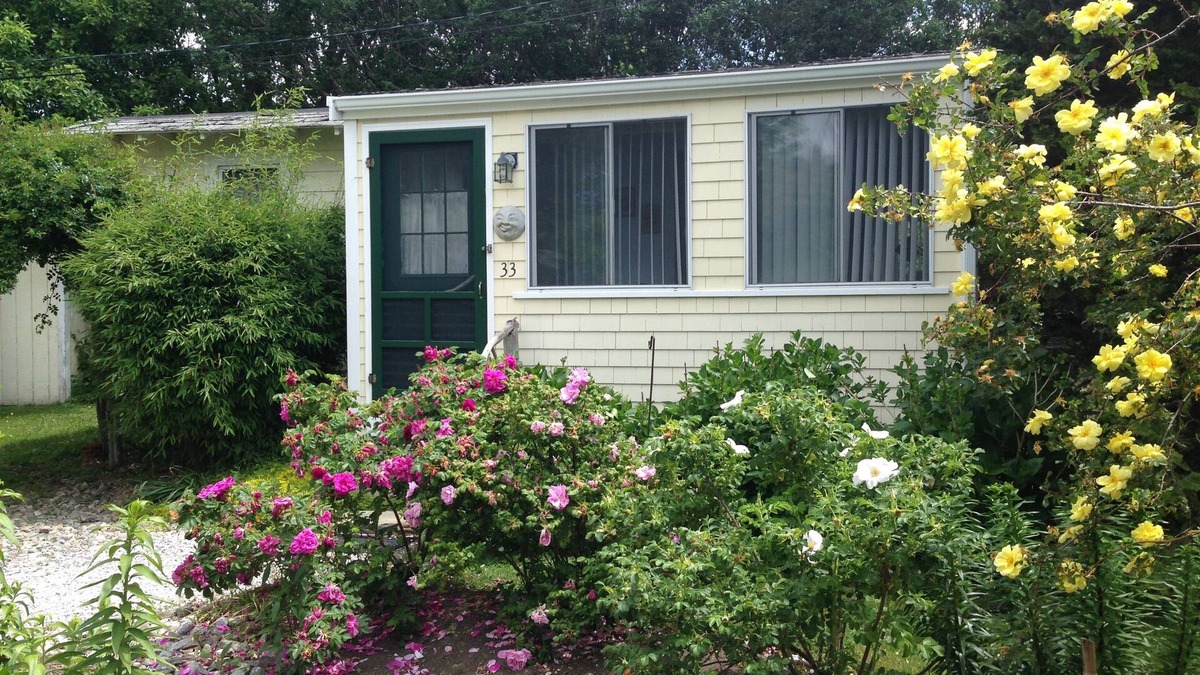 Newport East Cottage | Monthly Rental! Walk to Beach from adorable 1 bedroom cottage