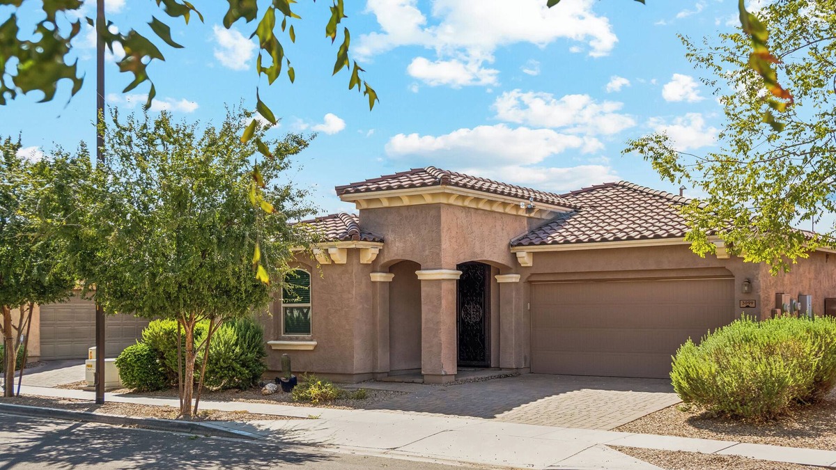 Gilbert House | MONTHLY SPECIAL Patrick Place Spacious 3 BR Home Golf/Shopping/Gilbert