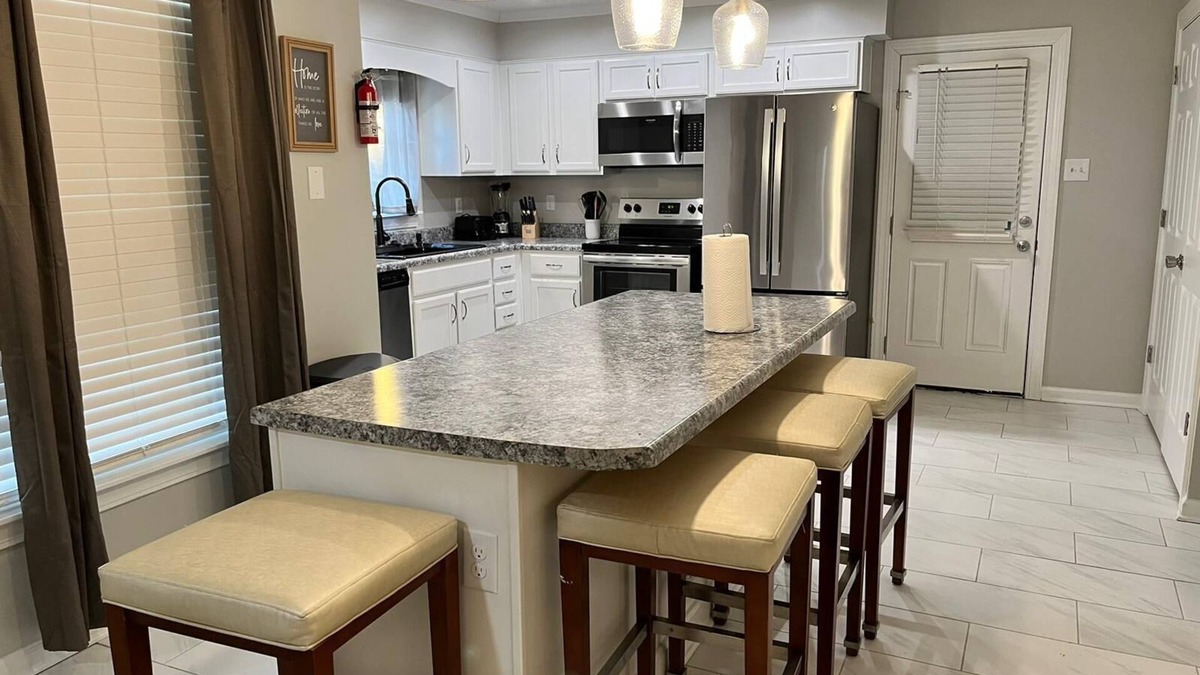 Cordova House | MONTHLY STAYS- 4 BR+ Extra Space Beds- Retreat w/Private Pool