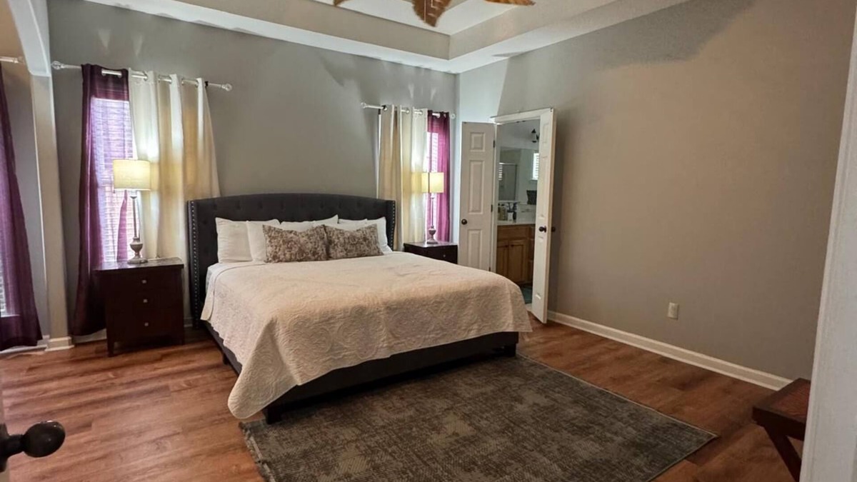 Snowden District House | MONTHLY STAYS-Brilliant 5 BR Home-Near Stateline, Essentials.