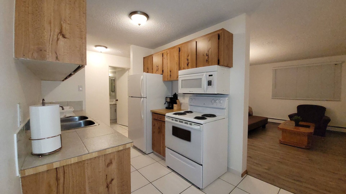 West Edmonton Apartment | Monthly Stays✅️Central 124 Street Arts District✅️Entire unit✅️Free Parking/Wi-Fi
