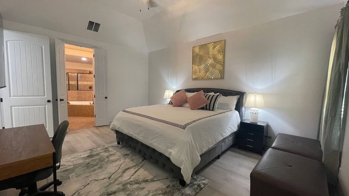 Cordova House | MONTHLY STAYS- Luxury 5 BR - Home with Lots of Space