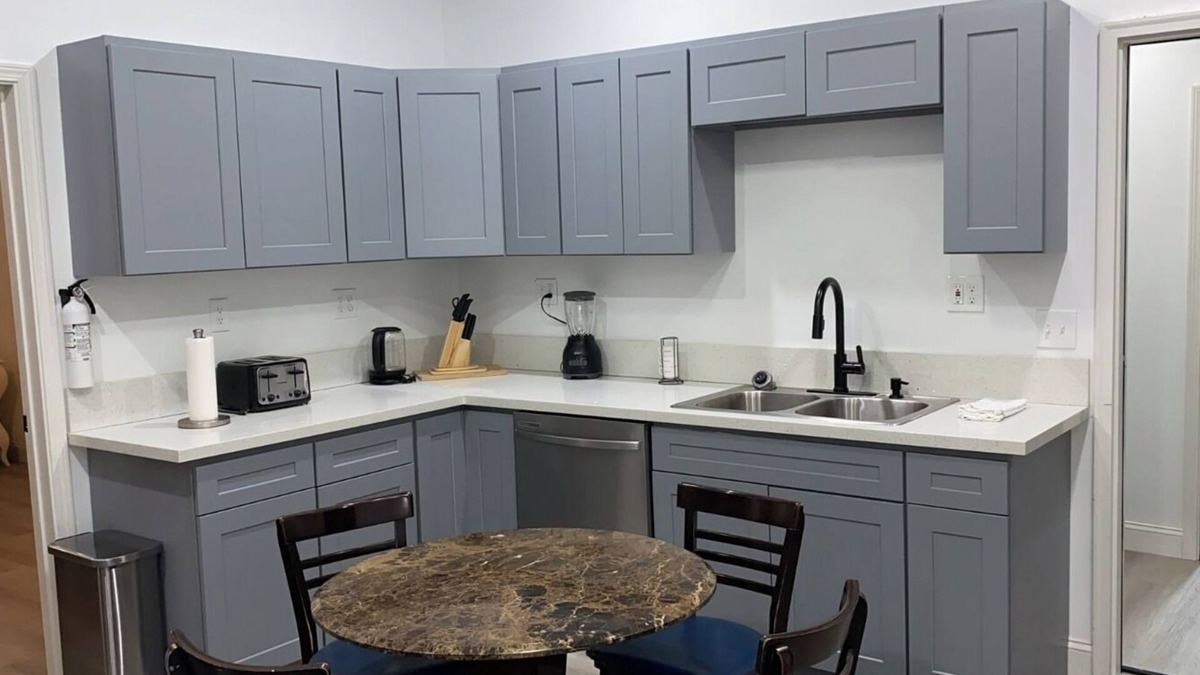 Whiteville House | MONTHLY STAYS-Spacious 8-bedroom house in delightful Whiteville-Abundant Parking