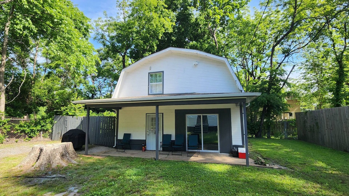 South Memphis Cottage | MONTHLY STAYS-Spacious Guest House w/8+ Beds- Near Downtown & Medical District