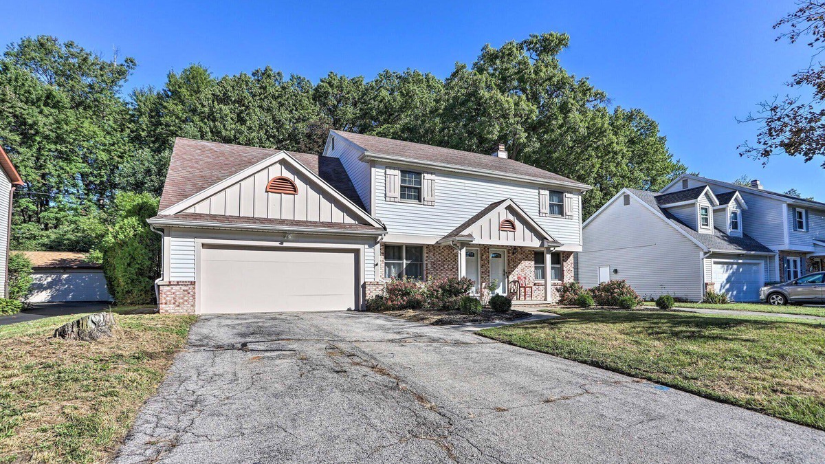 Bedford Condo | Monthly Toledo Rental Cozy 2BR Near Shops, Garden & University