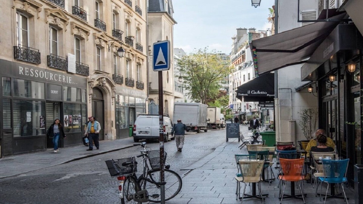 Quartier du Mail Apartment | MONTORGUEIL - RUE LÉOPOLD BELLAN-HOP,SKIP &JUMP TO MUSEE DE LOUVRE