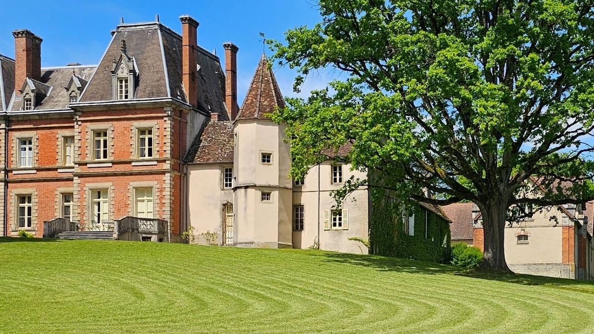 Couches House | Montpatey Castle