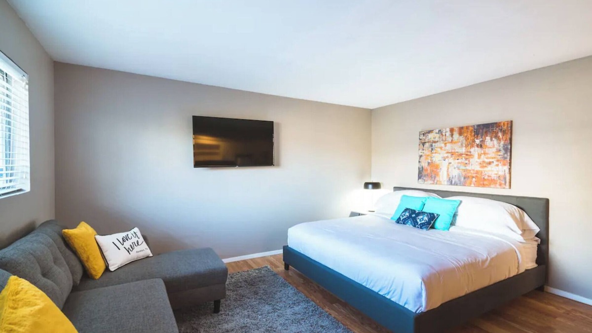 Hyde Park Apartment | Montrose Enchanting Studio! Medical Center 27 ★