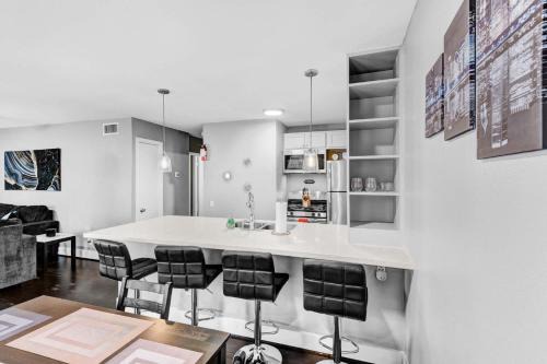 Hyde Park Apartment | Montrose Gem 3 Beds Crib Walkable Parking