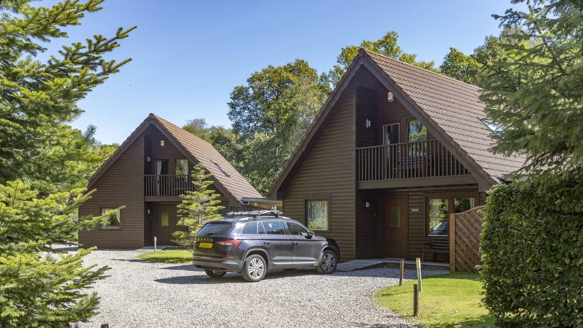 Ascog Ski Chalet | Montrose Lodge with private hot tub and sauna