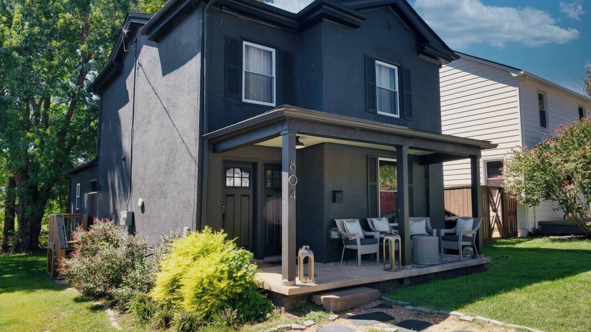 Belmont House | Montrose Manor- In the heart of Belmont!