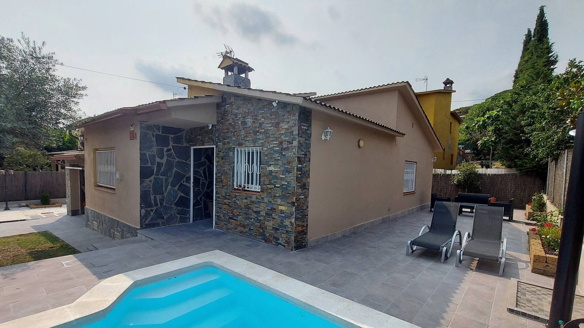 Sant Antoni de Vilamajor Ski Chalet | Montseny house with swimming pool, barbecue, fireplace and garden (pets welcome)