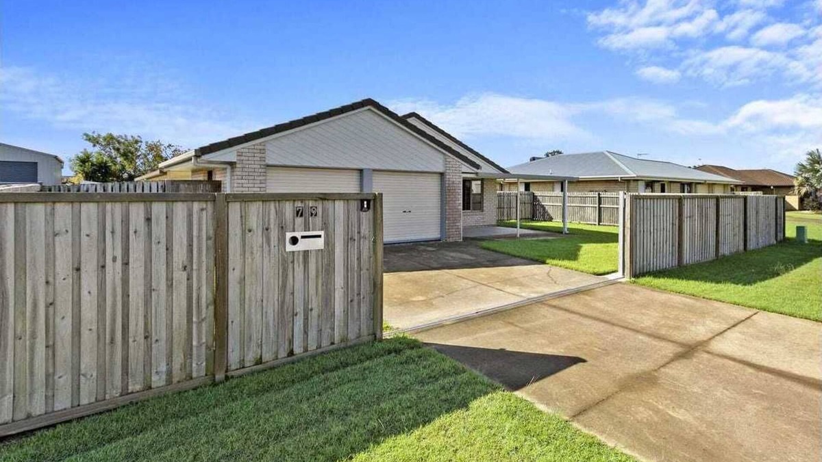 Point Vernon House | Monty's is in a central location close to the beach, cafe's and shops.
