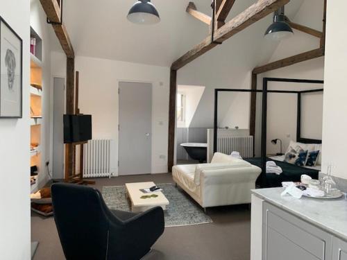 Lewes House | Montys Accommodation