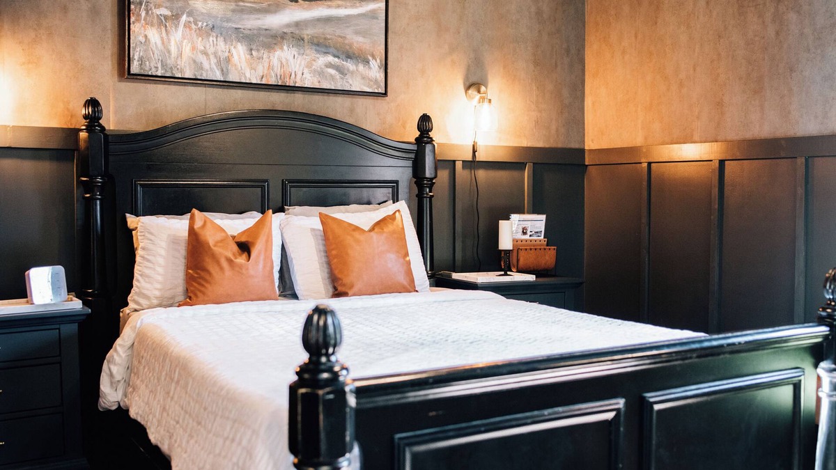 East Memphis Apartment | Moody Blues Studio | Perfect for work or romance