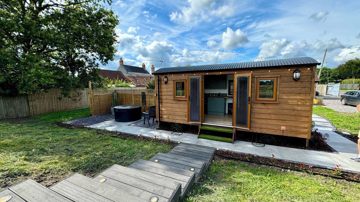 Blaisdon Cottage | MOOFFITCH RIVERVIEW HUT, pet friendly, with hot tub in Gloucester