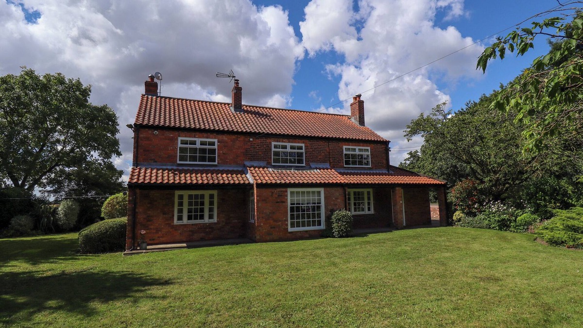 Scunthorpe House | MOON FIELD LODGE, family friendly, with open fire in Epworth