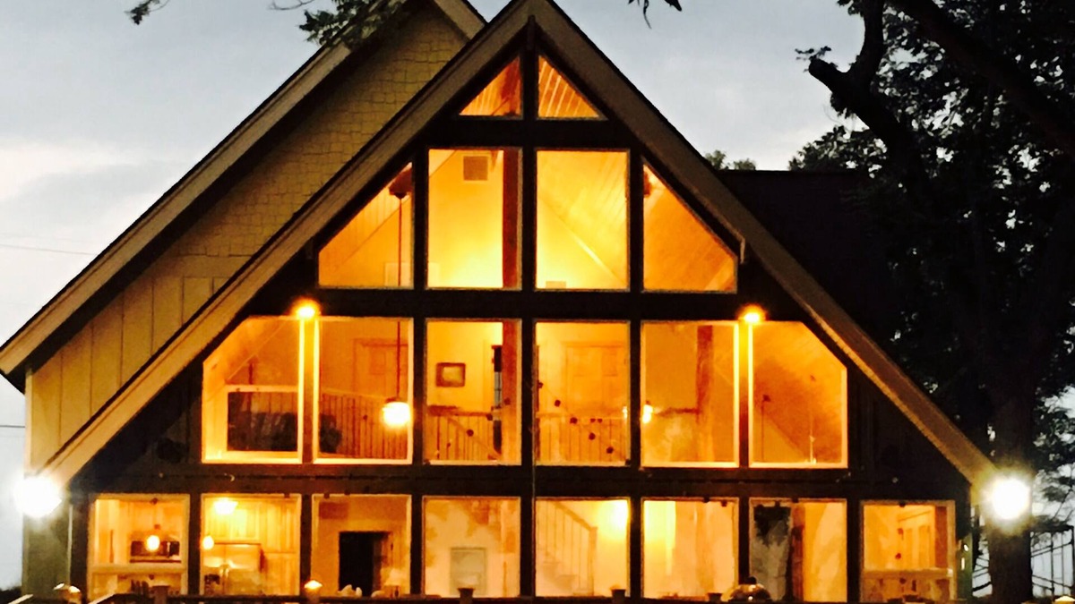 Dundee House | Moon Lake MS lakeside lodge perfect for family or couples getaway!