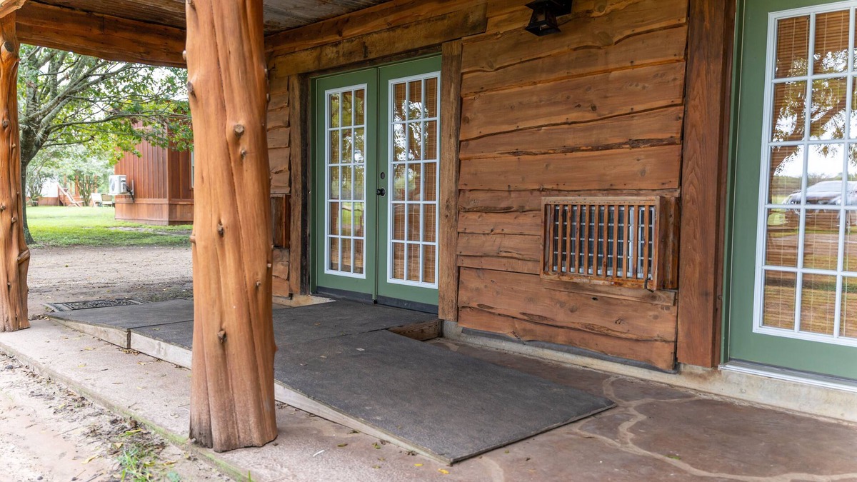 Satin House | Moon River Ranch - Farm House Lodge - ADA