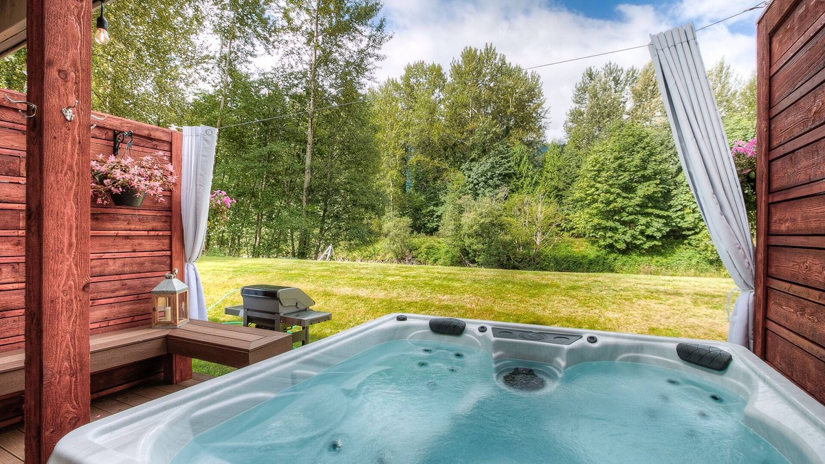 North Bend House | Moon River Suites 5 - on River, Private Hot Tub, Downtown by North Bend Escapes
