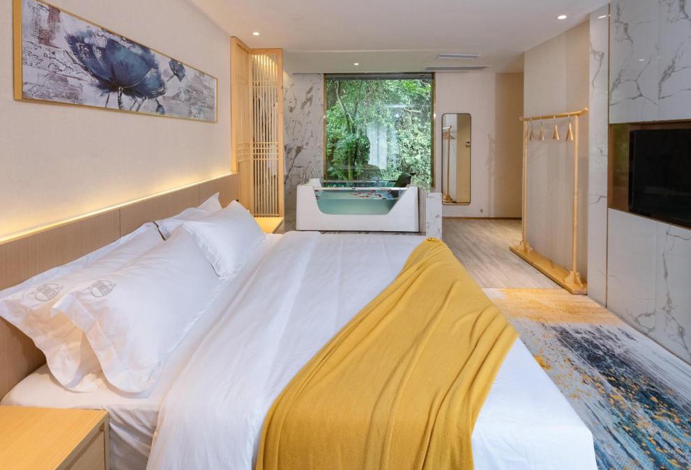Fenghuang House | Moon River View Hotel
