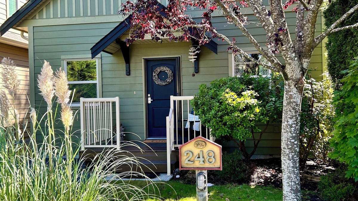 Regional District of Nanaimo Cottage | Moon shell Cottage-a relaxing cozy retreat for all seasons.
