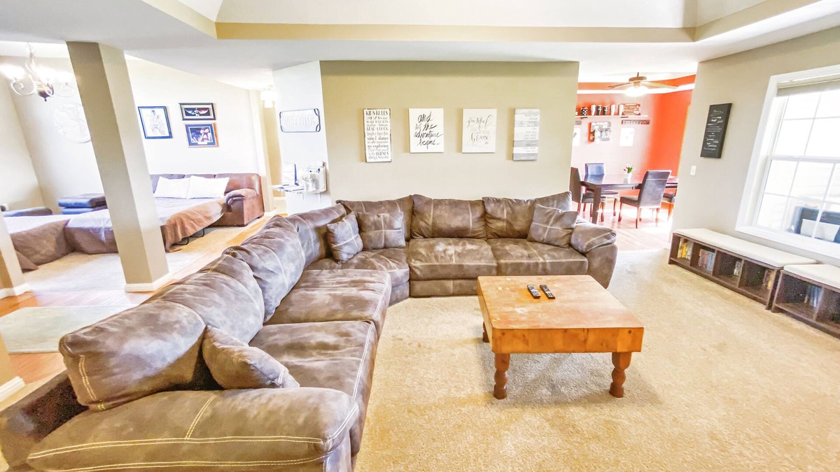 Ozark House | Moon Valley Retreat-Family Gatherings-Fooseball-CornHole-Whirlpool Tub-Fireplace