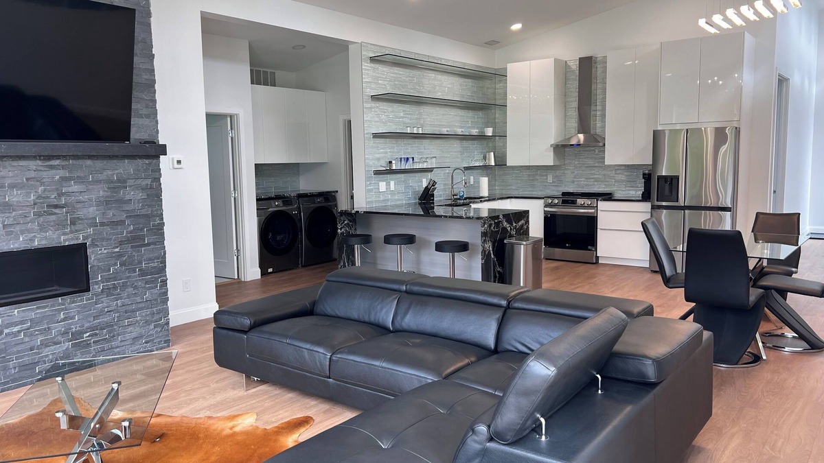 Umber View Heights House | MoonBeam: Spacious and Modern Home in the countryside near Stockton Lake.