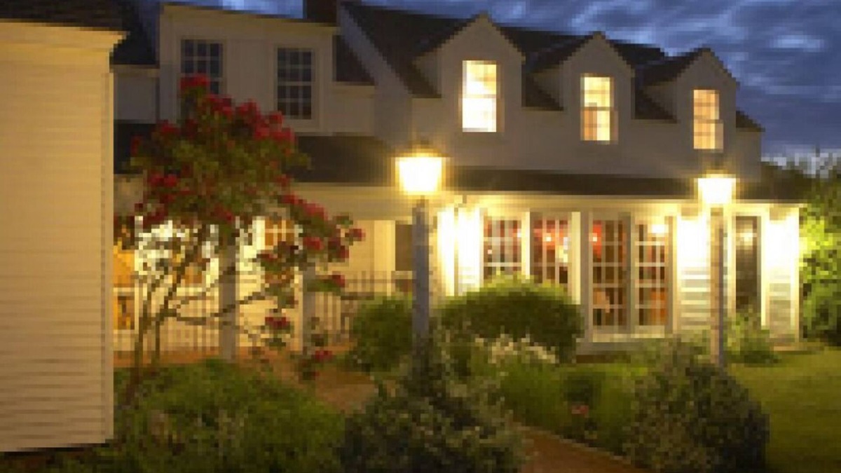 Harwich Port Hotel | Mooncussers Tavern and Inn