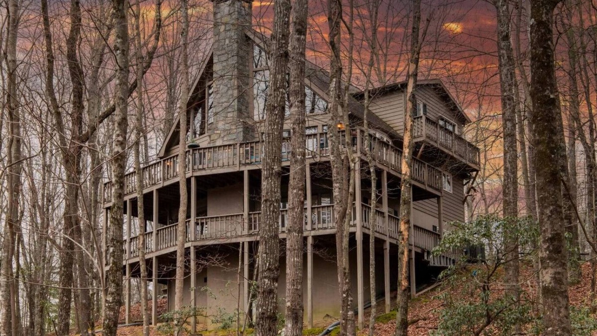 Deep Gap Cabin | Moondust Lodge - Sleeps 8 - Wrap Around Porch - C