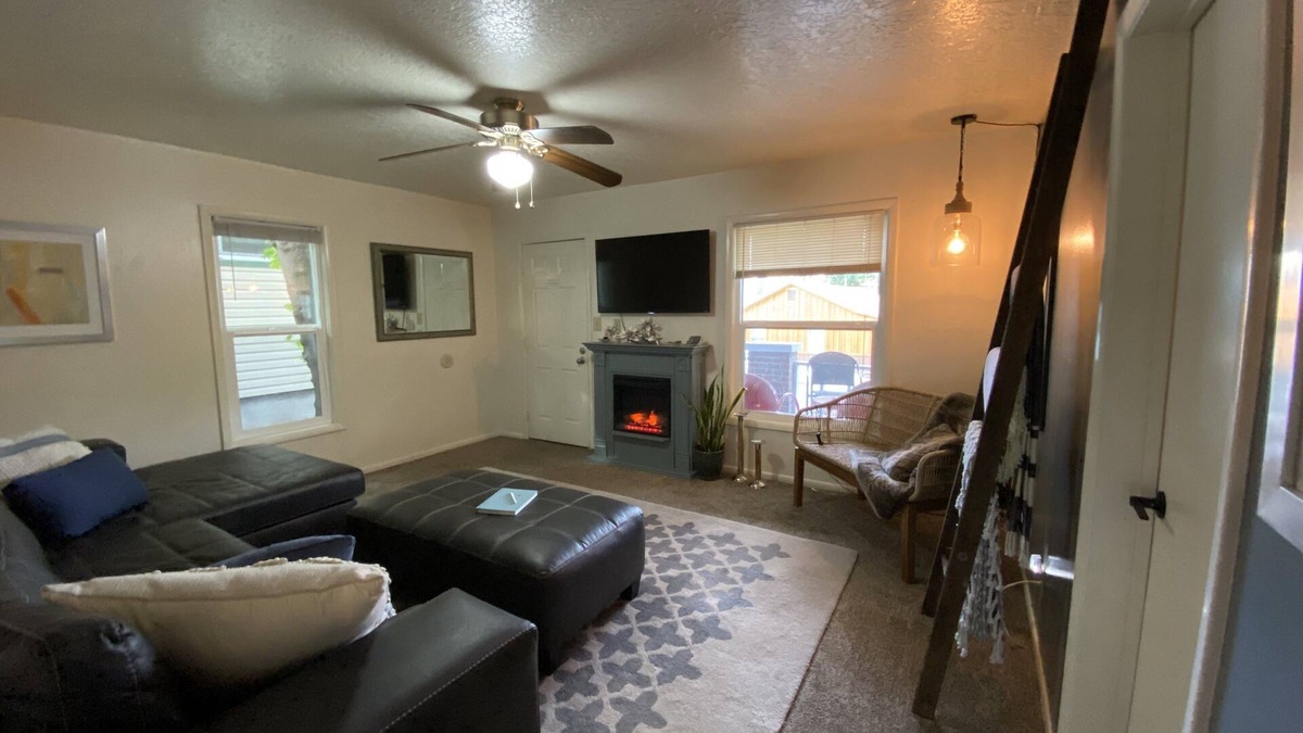 Lava Hot Springs House | Moonlight Cottage is located on Main. Just a minutes walk to anywhere in Lava
