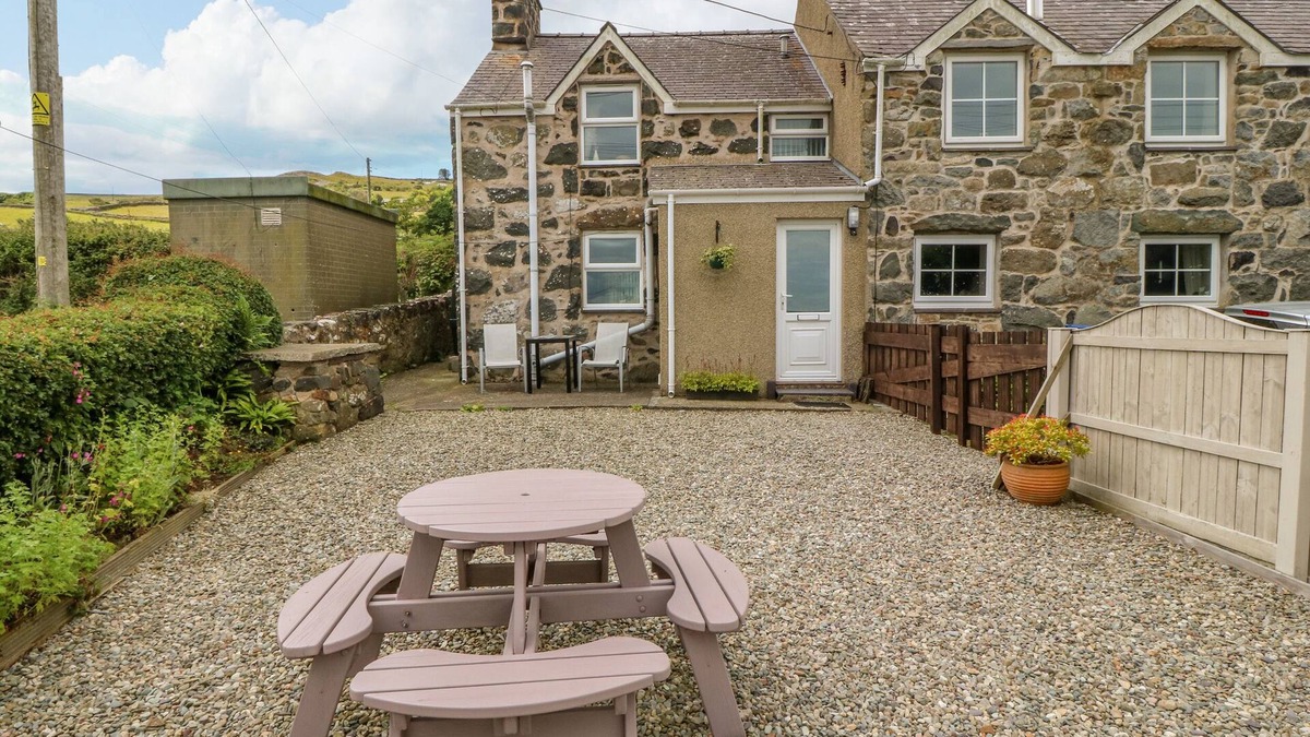 Garn Fadryn Cottage | MOONLIGHT COTTAGE, pet friendly, with a garden in Sarn Meyllteyrn