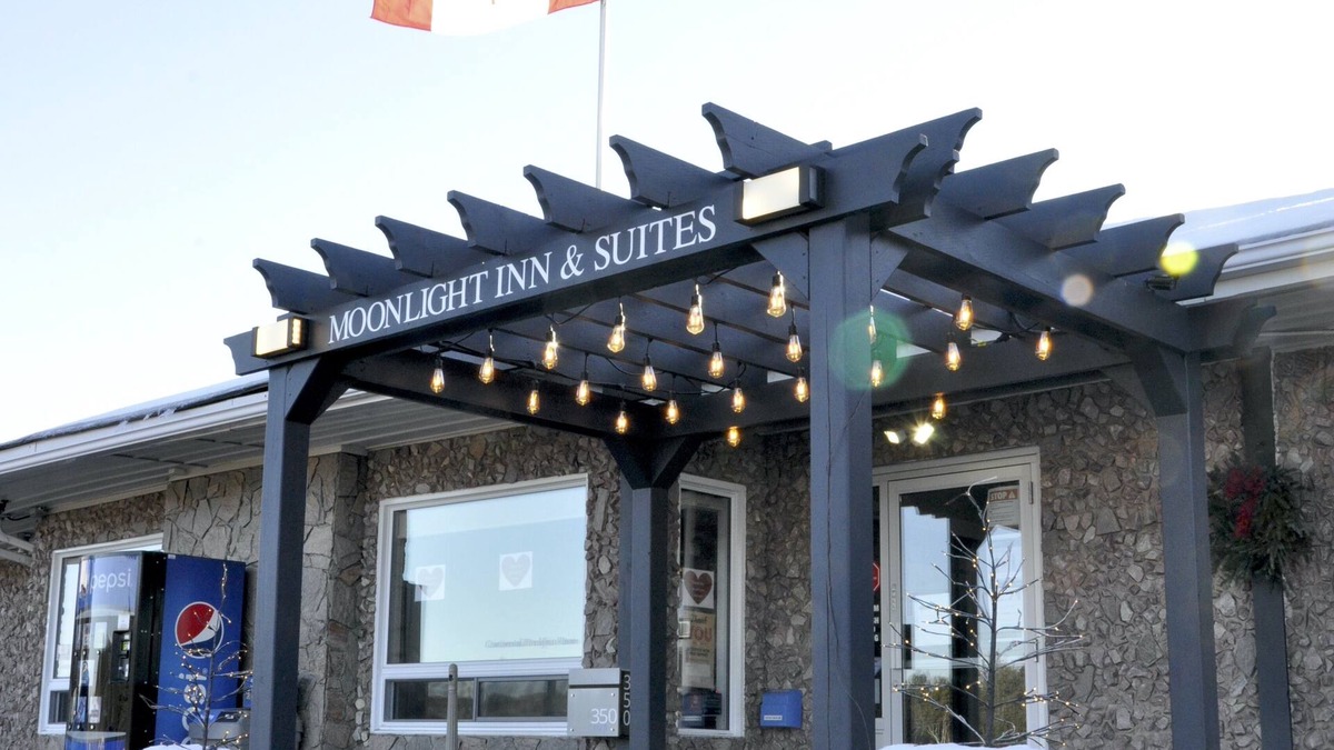 Sudbury Hotel | Moonlight Inn and Suites
