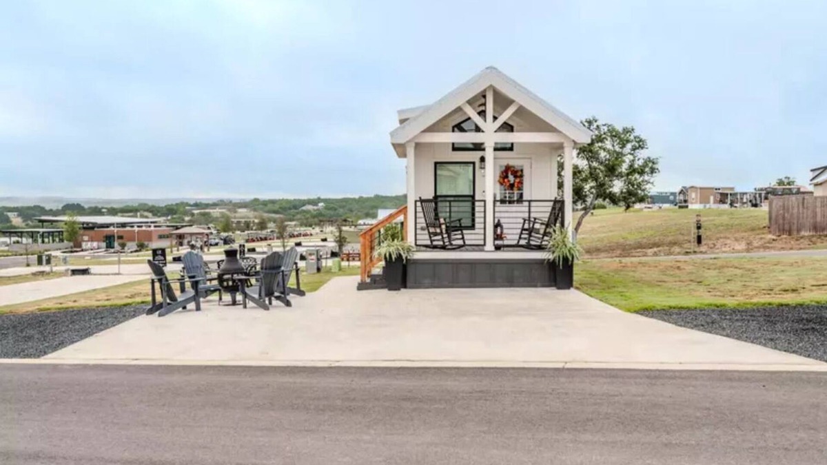Fredericksburg Resort | Moonlight Views - Tiny Home #54nWelcome to enchanting getaway in Fredericksburg