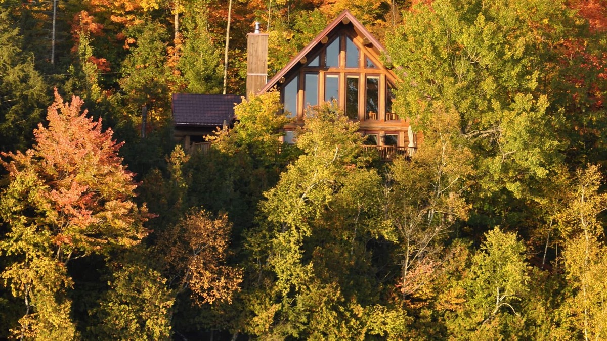 Val-des-Monts Cottage | Moonlit Peak Chalet: Stunning Lakefront w/hot tub