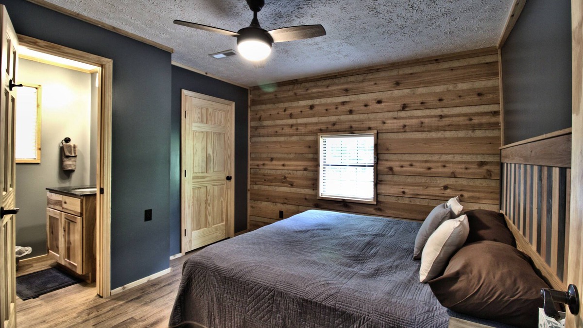 Newport Cabin | Moonshine Cabin with a nice yard on the creek in the shadows of the Smokies