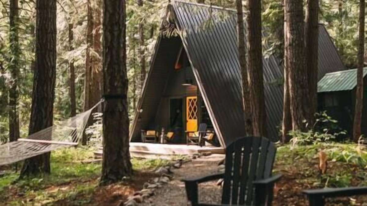 Cle Elum Cabin | Moonshine Digs is the retro A-Frame of your dreams! Hot tub, record player, games, TVs and peace and quiet all nestled in the heart of the Cascade Mountains with Lake Cle Elum access.