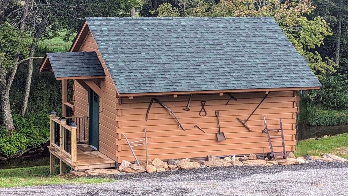 Hillsville Cabin | "Moonshine Mansion" Cozy tiny cabin in peaceful Fancy Gap.