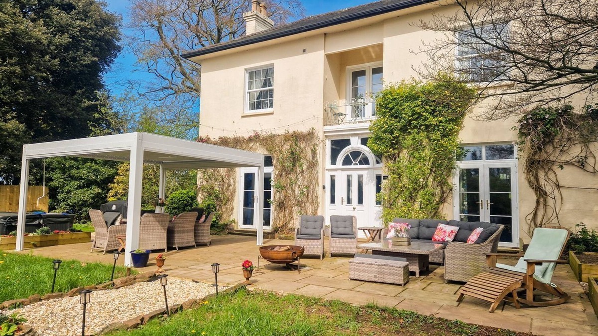 Bromsash Villa | Moonstone Villa - Eight Bedroom Villa, Sleeps 18