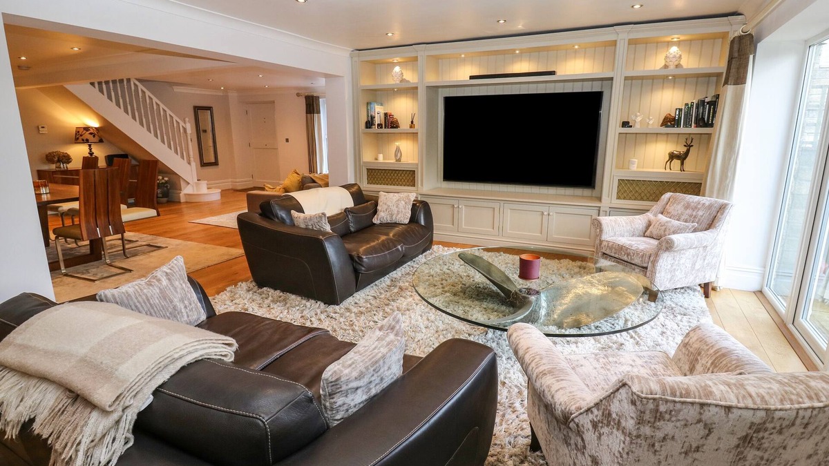 Padfield House | MOOR VIEW, pet friendly, luxury holiday cottage in Glossop