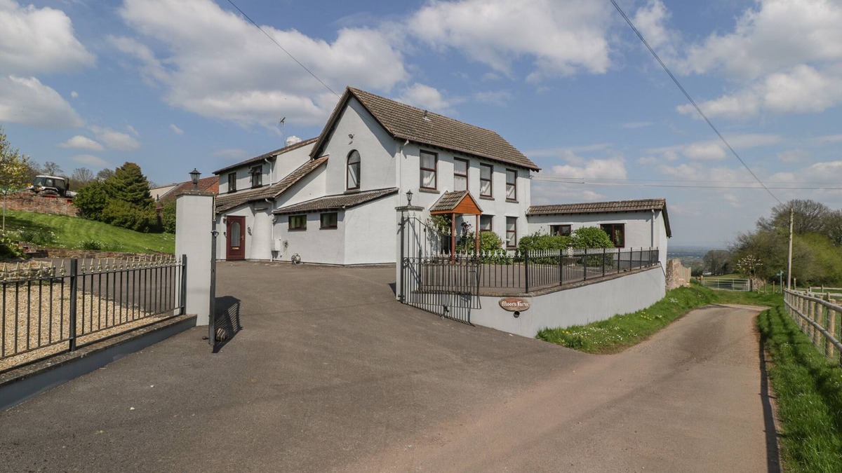 Littledean Cottage | MOORS FARM, family friendly, with hot tub in Littledean